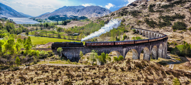 与詹姆斯蒸汽火车对湖落日苏格兰格兰芬兰铁路高架桥