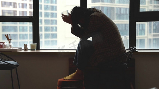 烦躁不开心的女性独自在家喝酒剪影办公室男人打电话剪影背影劳动工人