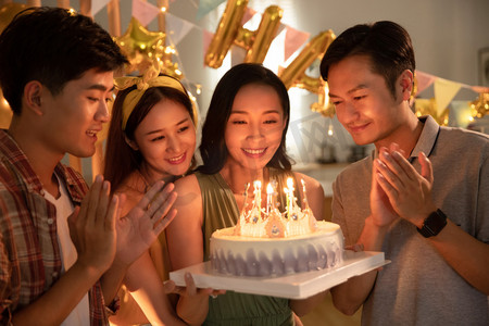 生日聚会图片摄影照片_欢乐的青年朋友过生日