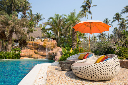 游泳池和一个热带花园，泰国沙滩椅