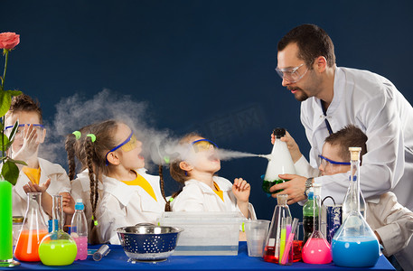 实验室摄影照片_快乐的孩子，做科学实验在实验室里的科学家