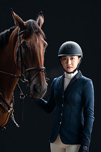 女子骑马摄影照片_牵着马的帅气年轻女子肖像