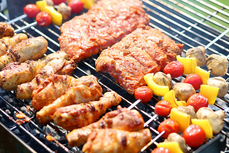 vegetable摄影照片_Assorted meat on grill