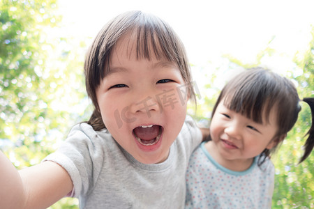 self摄影照片_Happy child taking a selfie