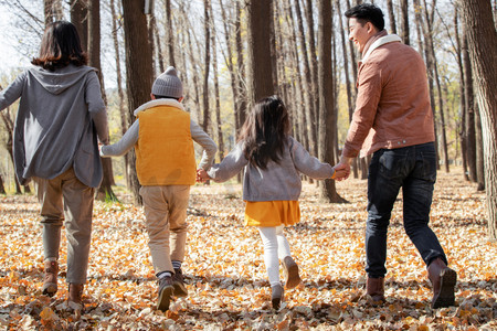 秋天幸福家庭在户外散步商务人士在户外交谈手牵手滑冰的快乐家庭一家