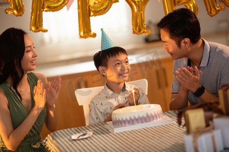 父亲过生日摄影照片_欢乐的一家三口庆祝生日