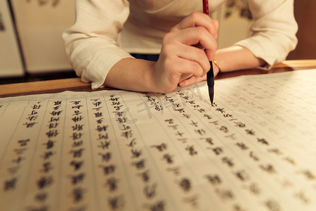 中式书房摄影照片_青年女人在练习书法