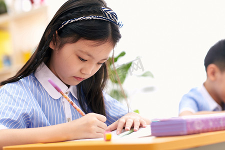 女生头饰摄影照片_小学女生在教室里