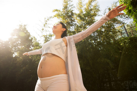 孕妇户外摄影照片_孕妇的家庭生活