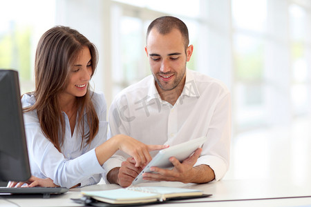 formatura摄影照片_Young adults  using touchpad