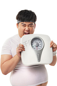 重量问题摄影照片_小胖抱着体重秤