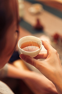 茶艺文化图片摄影照片_青年女人喝茶