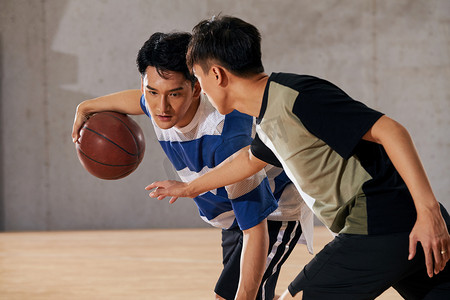 青年男性摄影照片_青年男人打篮球