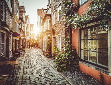 旧城在欧洲在夕阳与复古老式滤镜效果