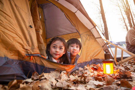 开心快乐图片摄影照片_户外郊游帐篷里的儿童