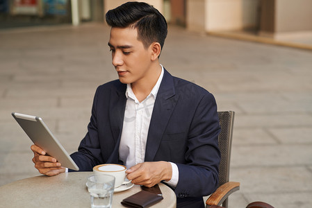 news摄影照片_Businessman reading news on digital tablet