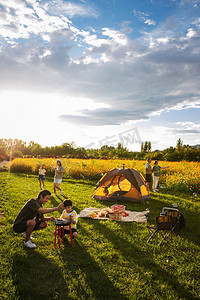 草地花摄影照片_快乐的一家人在郊外野炊