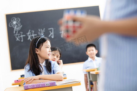 男孩在教室看书摄影照片_小学生在教室里