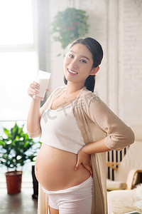 孕妇正在喝牛奶