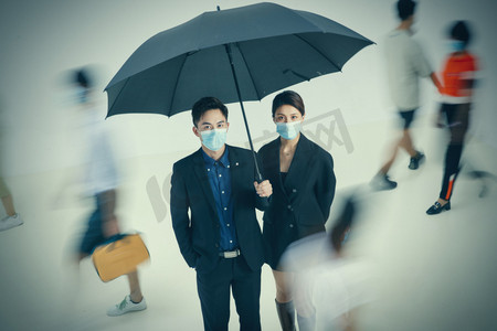 防疫生活摄影照片_拿着雨伞的商务男女戴着口罩站在人群中