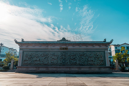 牌匾摄影照片_九龙浴佛中午牌匾建筑场景摄影图配图