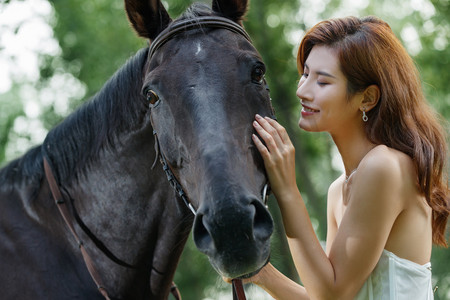 爱抚摄影照片_户外漂亮的青年女人爱抚马特写