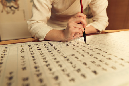 汉字错用摄影照片_青年女人在练习书法