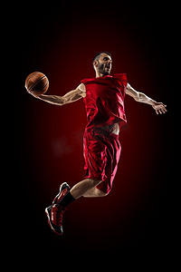 篮球运动员在行动中的飞得很高