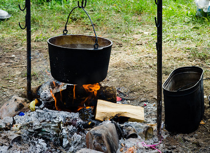 在涨价而笼罩著火，从锅炉来白烟的大锅做饭