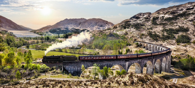 与詹姆斯蒸汽火车对湖落日苏格兰格兰芬兰铁路高架桥