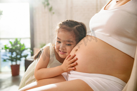 怀孕图片摄影照片_孕妇妈妈和小女孩