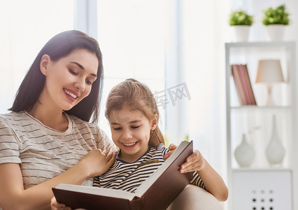 妈妈和孩子读一本书