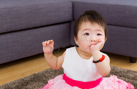 女婴吮吸她的拇指