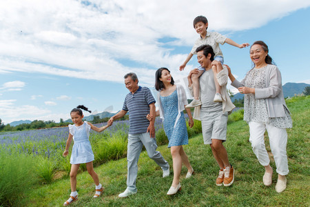 幸福的一家人在郊外