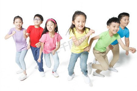 欢乐童年背景摄影照片_欢乐的小学生奔跑