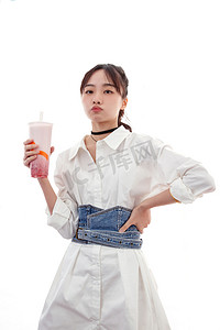 奶茶背景摄影照片_拿着奶茶的年轻女孩