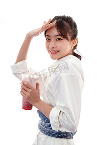 奶茶背景摄影照片_拿着奶茶的年轻女孩