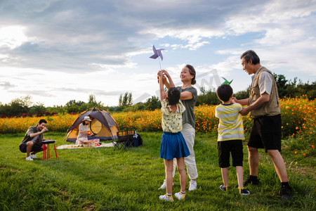 出游野餐摄影照片_欢乐家庭在郊外野炊