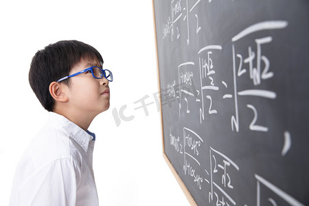 儿童数学摄影照片_小学男生被数学题难住