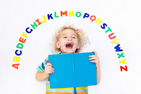 英文字母线稿摄影照片_儿童学习字母和阅读