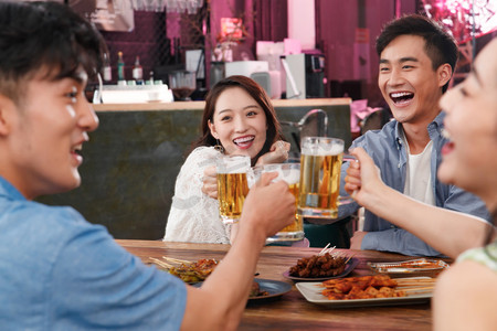 年轻人喝酒摄影图片-年轻人喝酒摄影作品-千库网