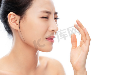 被口臭熏到的青年女人