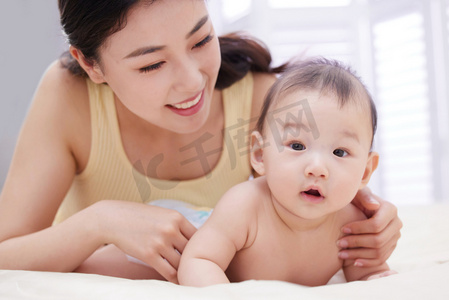 年轻亚洲家庭摄影照片_年轻妈妈和宝宝玩耍