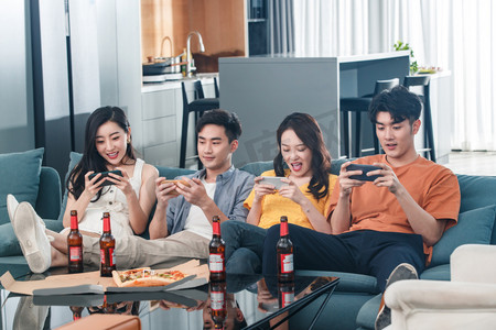 聚餐玩手机摄影图片-聚餐玩手机摄影作品-千库网