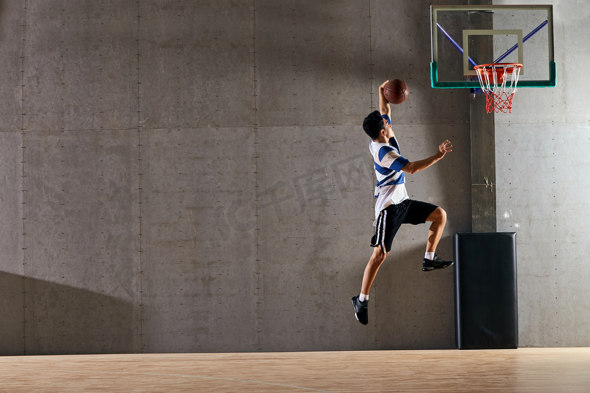 在篮球场上灌篮的男子d0sCwNPJp1.jpg (1800×2724)