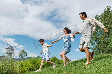 父亲出游摄影照片_在户外玩耍的快乐家庭