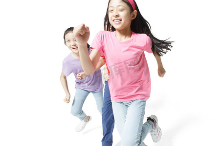 运算的一致性摄影照片_欢乐的小学生奔跑