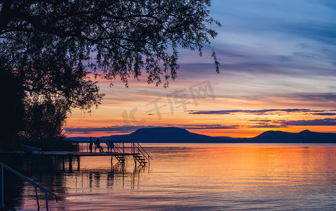 巴拉顿湖摄影照片_七彩的晚霞，在巴拉顿湖我