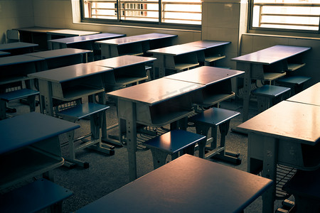 有椅子、桌子和黑板的空荡荡的教室.
