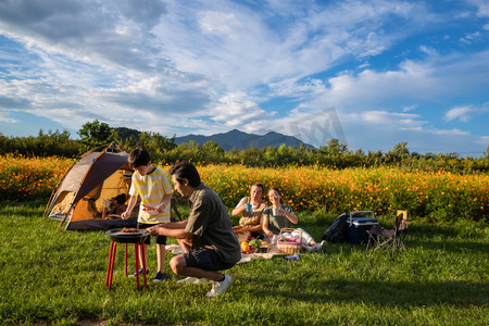 蓝天垫子摄影照片_快乐的一家人在郊外野炊
